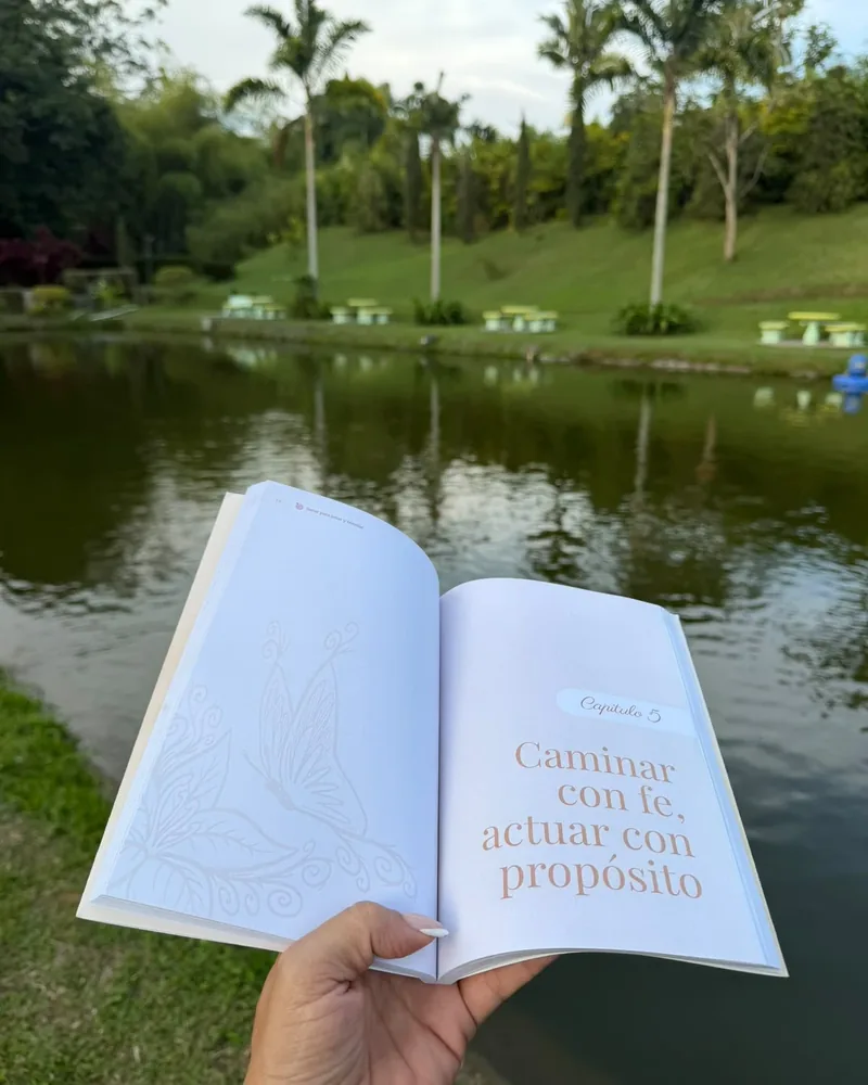 Libro Sanar para Amar y Triunfar abierto en el capítulo «Caminar con fe, actuar con propósito»